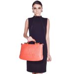 77078-BOLSA-COURO-GOIABA-MODELO
