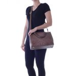 78053---Bolsa-Couro-Croco-Conhaque---Foto-Modelo