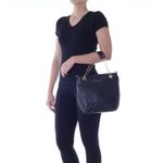 78055---Bolsa-Couro-Matelasse-Preto---Foto-Modelo-02
