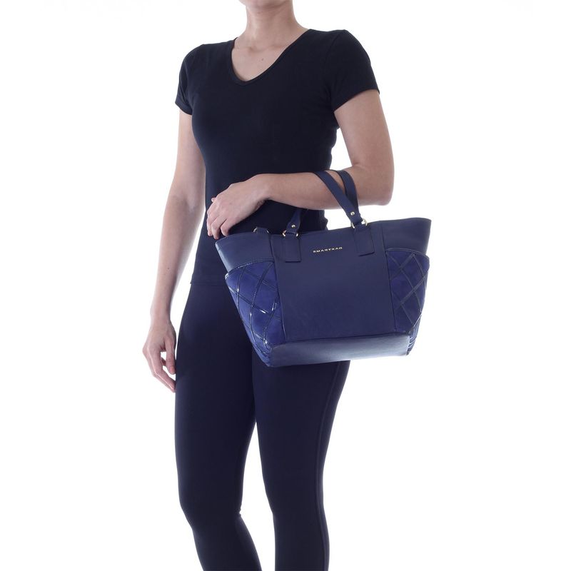 78067---Bolsa-Couro-Suede-Marinho---Foto-Modelo-02