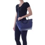 78067---Bolsa-Couro-Suede-Marinho---Foto-Modelo