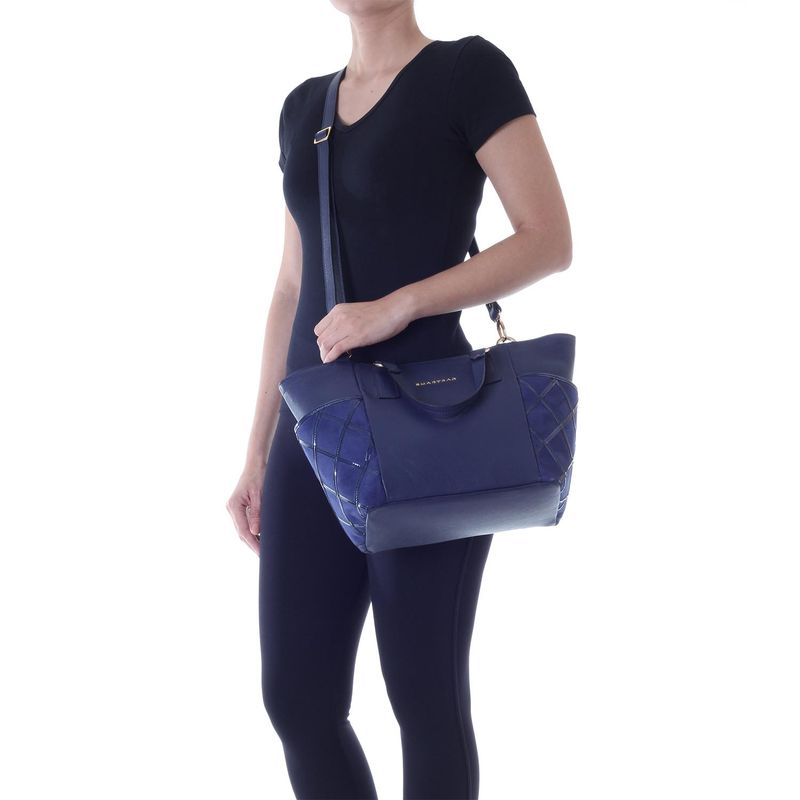 78067---Bolsa-Couro-Suede-Marinho---Foto-Modelo