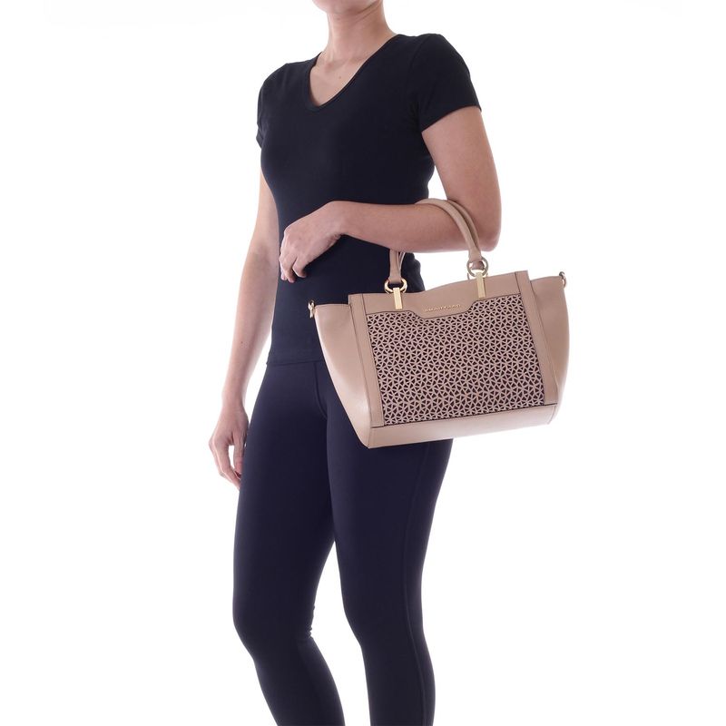 78076---Bolsa-Couro-Laser-Amendoa---Foto-Modelo
