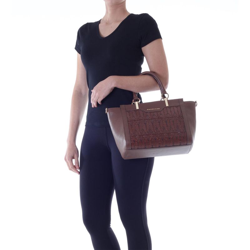 78076---Bolsa-Couro-Tribal-Conhaque---Foto-Modelo-02