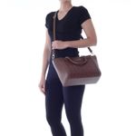 78076---Bolsa-Couro-Tribal-Conhaque---Foto-Modelo