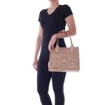 78077---Bolsa-Couro-Croco-Amendoa---Foto-Modelo