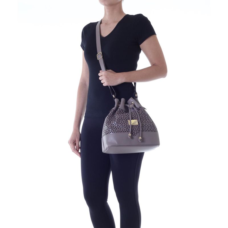 78093---Bolsa-Couro-Vazado-Nozes---Foto-Modelo
