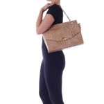 78098---Bolsa-Couro-Croco-Amendoa---Foto-Modelo