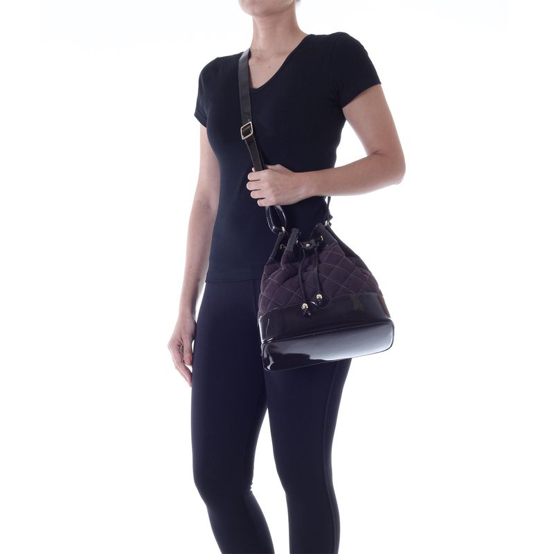 78100---Bolsa-Couro-Camurca-VernizLux-Cafe---Foto-Modelo