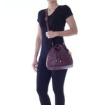 78100---Bolsa-Couro-Bordo--Foto-Modelo