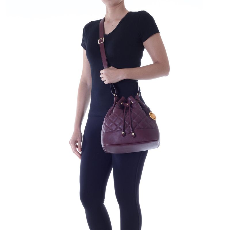 78100---Bolsa-Couro-Bordo--Foto-Modelo