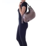 78106---Bolsa-Couro-Croco-Nozes---Foto-Modelo