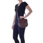 78010---Bolsa-Couro-Tribal-Soft-Conhaque---Foto-Modelo