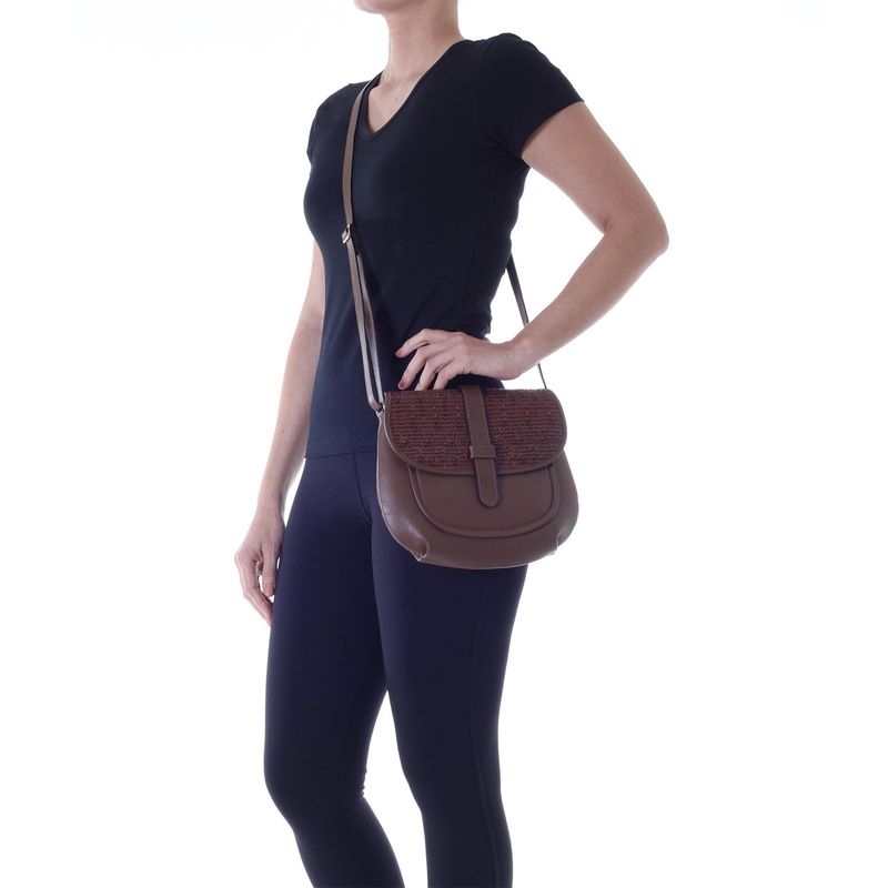 78010---Bolsa-Couro-Tribal-Soft-Conhaque---Foto-Modelo
