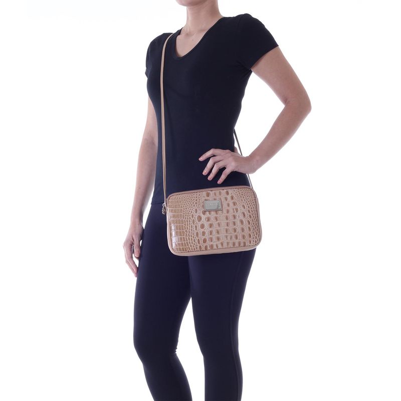 78012---Bolsa-Couro-Croco-Soft-Amendoa---Foto-Modelo