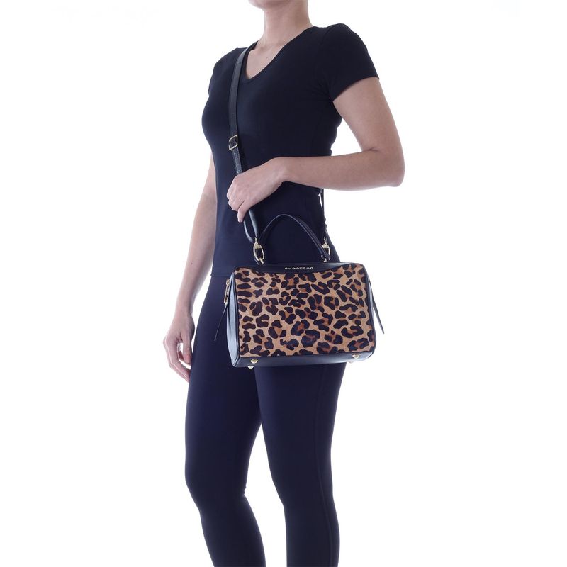 78026---Bolsa-Couro-Soft-Pelo-Onca-Preto---Foto-Modelo-02