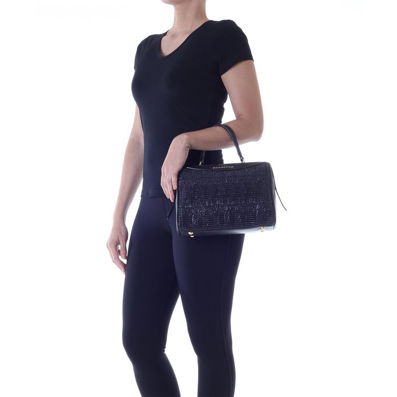 78026---Bolsa-Couro-Tribal-Soft-Preto---Foto-Modelo