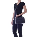 78026---Bolsa-Couro-Tribal-Soft-Preto---Foto-Modelo-02
