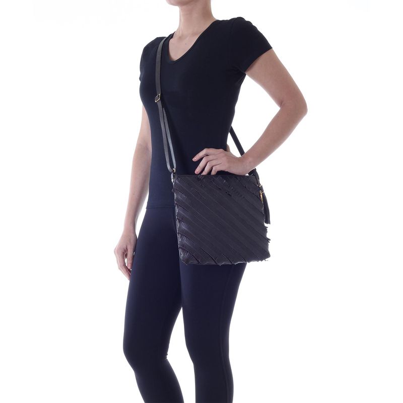 78109---Bolsa-Couro-Suede-Cafe---Foto-Modelo