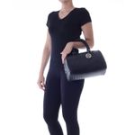 78113---Bolsa-Couro-Croco-Soft-Preto---Foto-Modelo-02