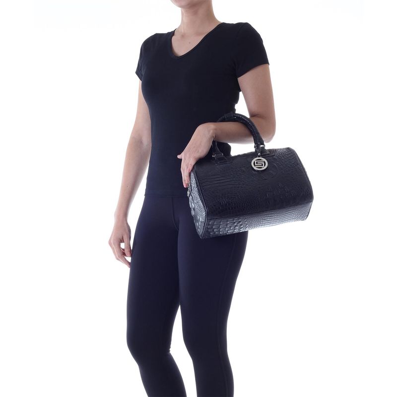 78113---Bolsa-Couro-Croco-Soft-Preto---Foto-Modelo-02