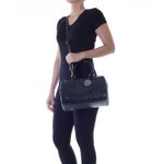 78113---Bolsa-Couro-Croco-Soft-Preto---Foto-Modelo