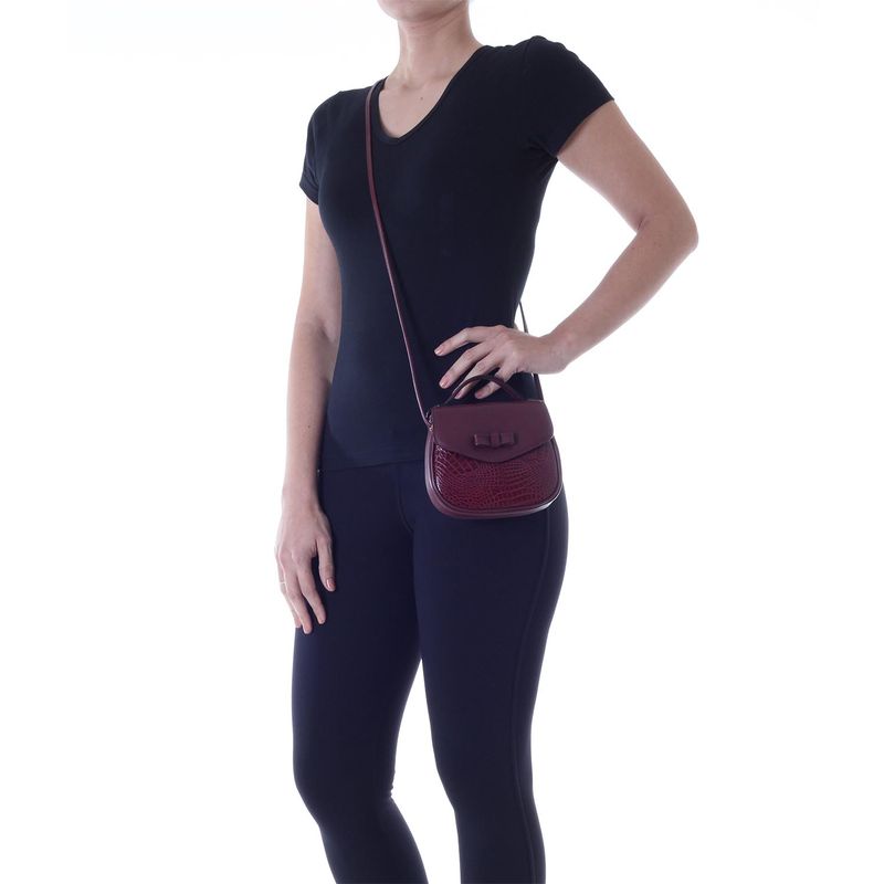 78119---Bolsa-Couro-Croco-Soft-Bordo---Foto-Modelo
