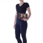 78002---Bolsa-Couro-Soft-Conhaque---Foto-Modelo-02