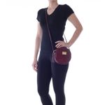 78009---Bolsa-Couro-Soft-Croco-Bordo---Foto-Modelo
