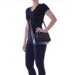 78017---Bolsa-Couro-Croco-Soft-Preto---Foto-Modelo