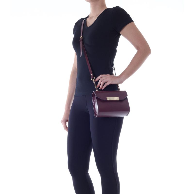 78024---Bolsa-Couro-Vegetalix-Bordo---Foto-Modelo