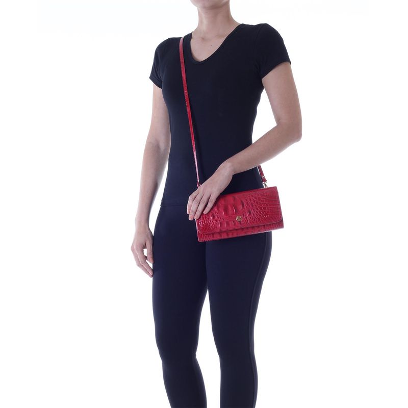 78028---Bolsa-Couro-Croco-Rubi---Foto-Modelo-02