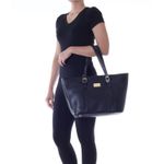 78037---Bolsa-Couro-Soft-Preto---Foto-Modelo
