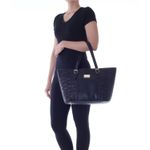 78037---Bolsa-Couro-Tribal-Soft-Preto---Foto-Modelo