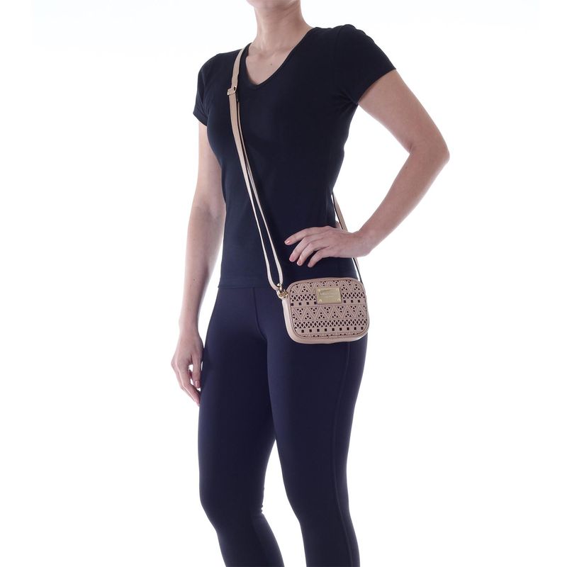 78040---Bolsa-Couro-Laser-Tribal-Amendoa---Foto-Modelo