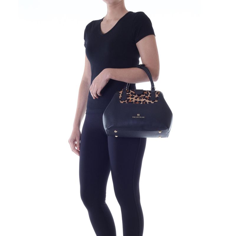 78041---Bolsa-Couro-Soft-Pelo-Onca-Preto---Foto-Modelo