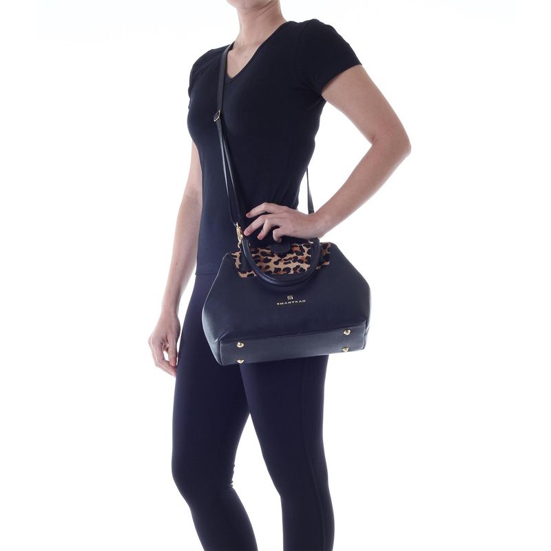 78041---Bolsa-Couro-Soft-Pelo-Onca-Preto---Foto-Modelo-02