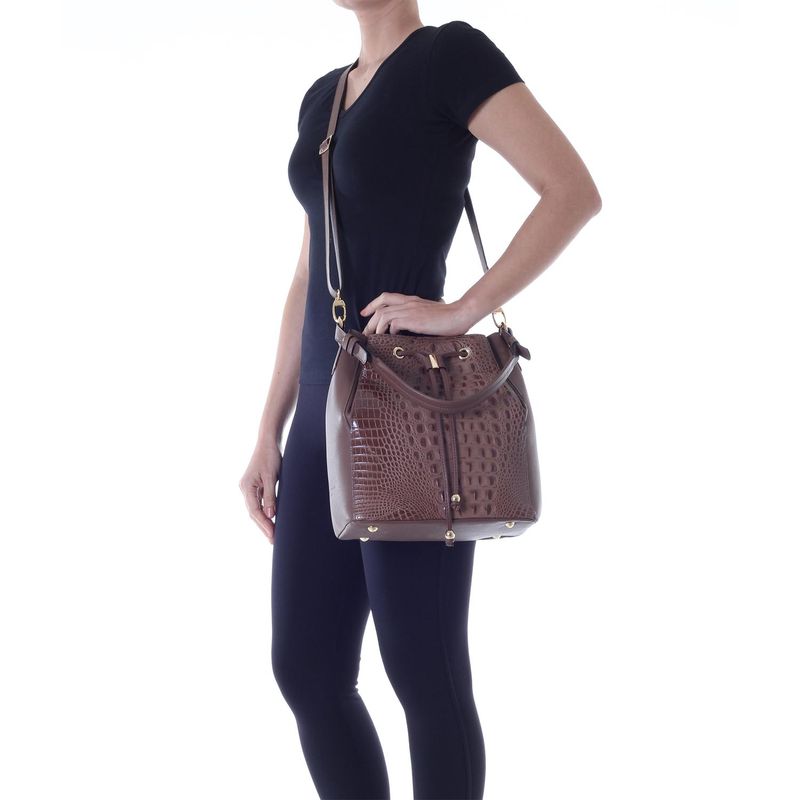 78052---Bolsa-Couro-Soft-Croco-Conhaque---Foto-Modelo-02