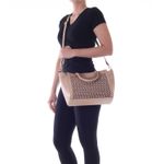 78076---Bolsa-Couro-Laser-Teia-Amendoa---Foto-Modelo
