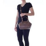 78086---Bolsa-Couro-Soft-Conhaque---Foto-Modelo