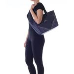 78104---Bolsa-Couro-Soft-Suede-Marinho---Foto-Modelo