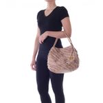 78107---Bolsa-Couro-Suede-Soft-Amendoa---Foto-Modelo