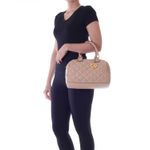 78115---Bolsa-Couro-Soft-Amendoa---Foto-Modelo