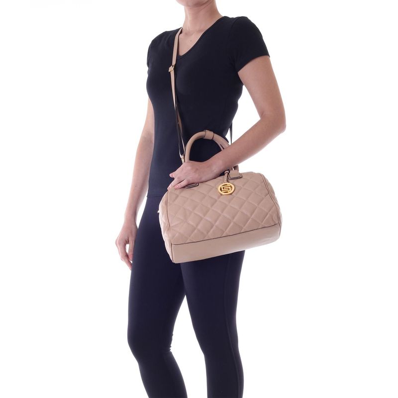 78115---Bolsa-Couro-Soft-Amendoa---Foto-Modelo-02