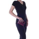 78005---Bolsa-Couro-Croco-Bordo---Foto-Modelo