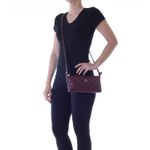 78006---Bolsa-Couro-Soft-Bordo---Foto-Modelo-02