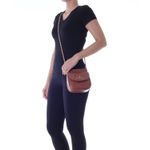 78049---Bolsa-Couro-Croco-Soft-Caramelo---Foto-Modelo