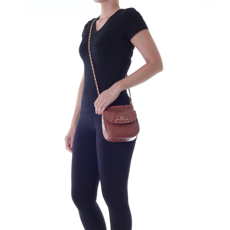 78049---Bolsa-Couro-Croco-Soft-Caramelo---Foto-Modelo