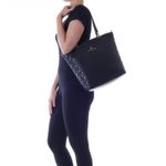 78048---Bolsa-Couro-Soft-Preto---Foto-Modelo