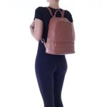 78075---Mochila-Couro-Soft-Caramelo---Foto-Modelo